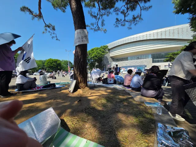 5시반부터 10시반까지 올공지키다 옵니다
다들 같은 맘이라 그런지 서로모르지만 어색하지않았어요! 웃으면서 인사해주시고 우리애국멍이들도 예뻐해주시