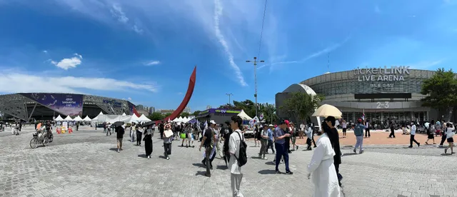 느낌 되게 이상하다 
바로앞에선 콘서트,반대편에선 재선거