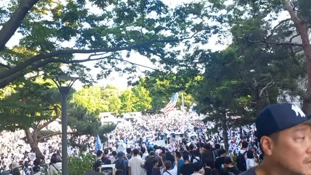 올림픽공원 이번에 시간나서 처음 가봤는데 폰에 다 못담을 정도로 사람이 진짜 많아서 놀랐음
그리고 극우 묻었다기엔 현장에 애들이랑 유모차에 아기