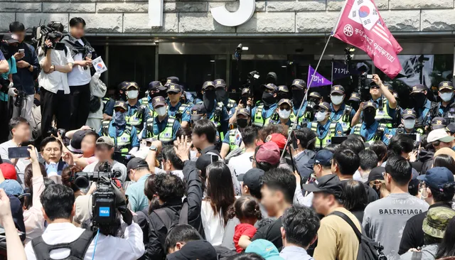‘경찰이 왜 마스크를’ 지적 일축한 경찰… “지급 못해줘서 오히려 미...

서울 송파 잠실 올림픽공원 핸드볼경기장 봉쇄 시위가 격화되고 있는 