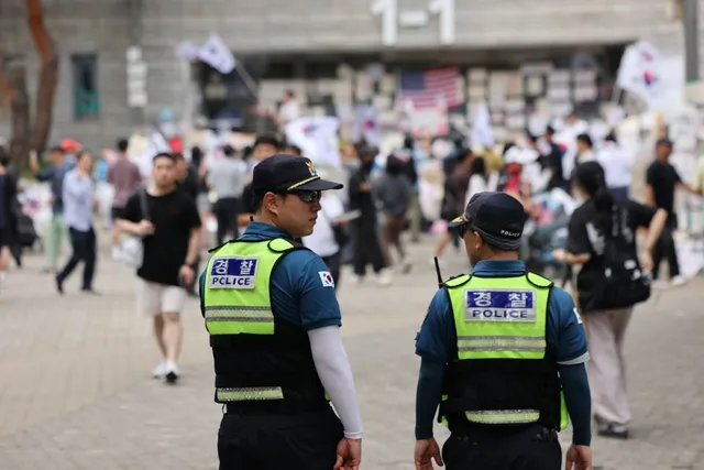 “잠실 시위 불법에 동조하면 패가망신” 서울경찰청장의 경고

박정보 서울경찰청장은 ‘잠실 개표소 시위’에서 참가자들이 시민들의 소지품을 뒤지는 