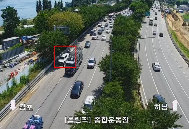 [11:05] 올림픽대로 김포방향 잠실대교 →청담대교 4차로에서 추돌사고가 발생하여 차량통행에 지장이 있습니다. 주의운행 하시기를 바랍니다. h