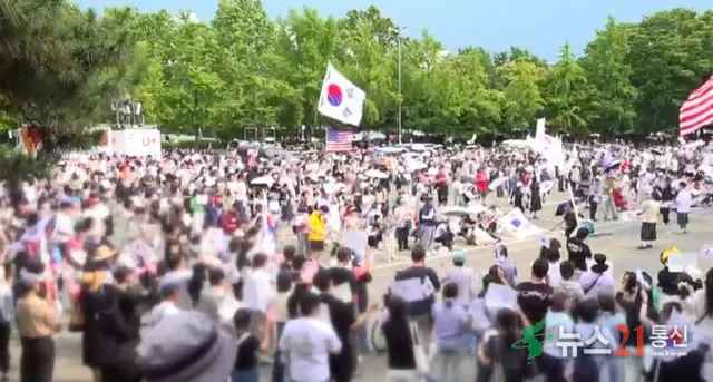 잠실 개표소 집회 참가자 급감…경찰 "불법행위 엄정 대응"

부정선거 의혹을 제기하는 집회가 이어지고 있는 가운데 잠실 개표소 인근 집회 참가자