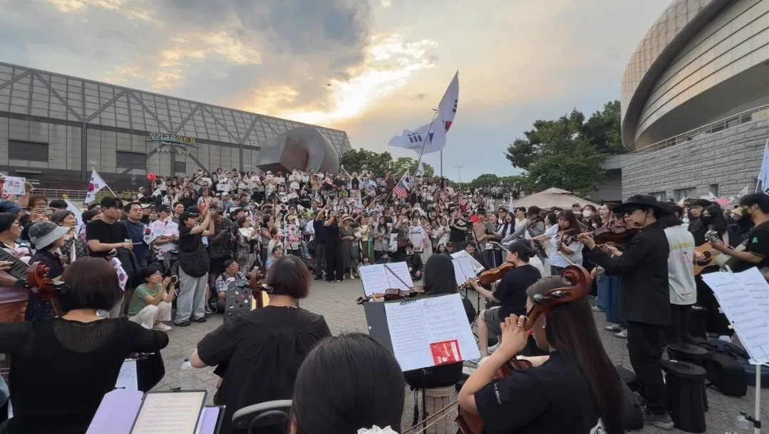 남편이 주식계좌 최고치 찍었다고  좋아서 전화했다.

나라가 씹창났는데 좋냐했더니 미안해..하고 끊었다.

돈이고 나발이고 요즘 참정권 사수외엔