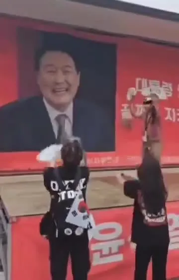 올공이들 날이 많이 더워져서  힘들지???🥵🥵🥵
나는 에어컨도 없는 깜빵안에서  육수 뿜어내고 계실 우리 윤카걱정에 구치소앞에 왔어🥵🥵