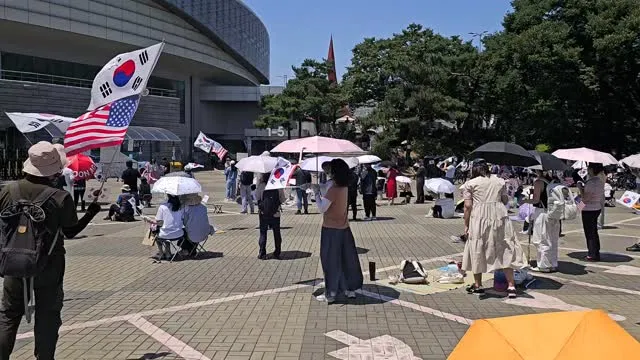 나라사랑의 열정만큼이나 뜨거운 날씨 🫠
잠시 그늘로 대피 🤣