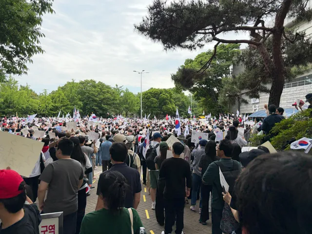 세시쯤부터 있다가 나왔습니다
안에 데이터가 하나도 안터져요

주차는 한체대 주차장 하면 좋은데 지금 좀 차가 몰리는 듯하지만 한두대쯤은 나는 것