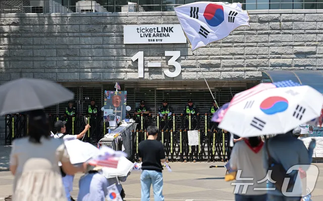 李대통령 "잠실 시위대 민간인 출입제한 행패, 행위·공모자 엄정 수사...

"의사 표현 넘어 타인의 권리 침해 없도록 자제해야" 이재명 대통령