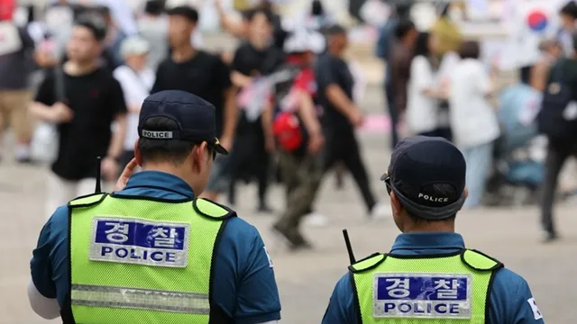 "경찰관 건강권 위해 선글라스·마스크 착용"...경찰, 복장논란 일축

잠실 개표소 봉쇄 시위가 장기화하면서 불거진 현장 경찰관의 용모·복장 논