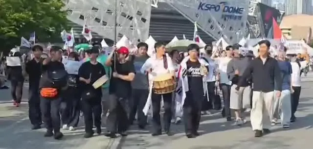 6.13 토요일 오후

처음엔 서로 얼굴도 모르는 5명이 서로 북치고 태극기흔드는 등 화력을 보태면서 여러게이트를 다니다가 언제부턴가 애국자분들