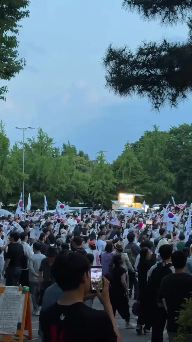 한번만
직접 보고오자

우리가
태극기부대라고 욕하고
영포티라고 욕하고
MZ라고 욕하고
한남, 한녀로 갈라치고
맘충이라 욕하고
서로 적인것처럼 프