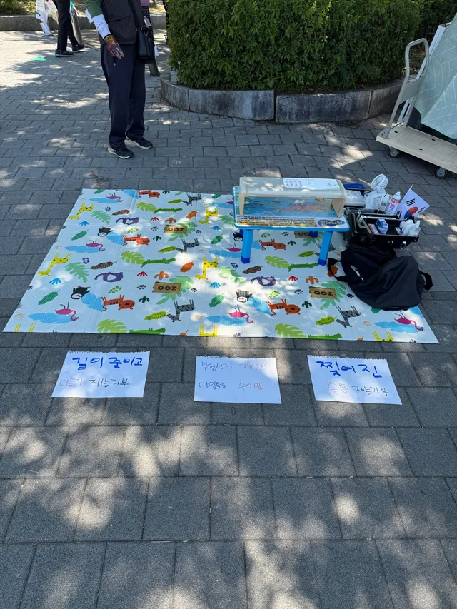 올공 네일샵 재능기부 시작합니다
로데오 원장님 도착하시면 제옆에 책상펴고 자리 잡으시면 됩니다 2-1 맞은편 에 있습니다
봉사내용
1. 손톱자르