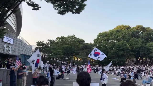 잠실 올림픽공원 특

- 핸드볼경기장 가까워질수록 함성소리 커짐
- 2030 청년 짱 많음
- 몸도 좋고 목청도 좋은 존잘몸짱남 엄청 많음
- 