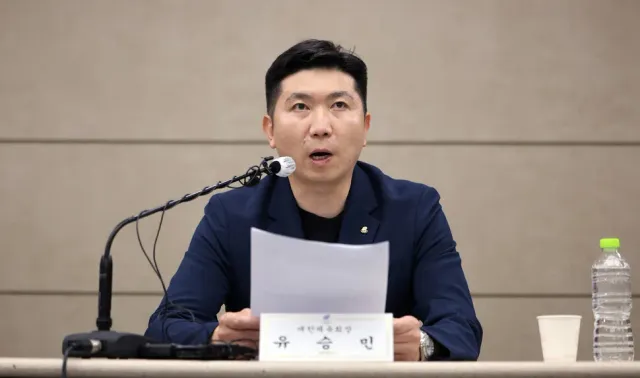 [포토] 개표소 시위 장기화에 업무 마비…대회 앞두고 펜싱 칼도 반출 ...

6·3 지방선거 투표용지 부족 사태 이후 서울 올림픽공원 핸드볼경