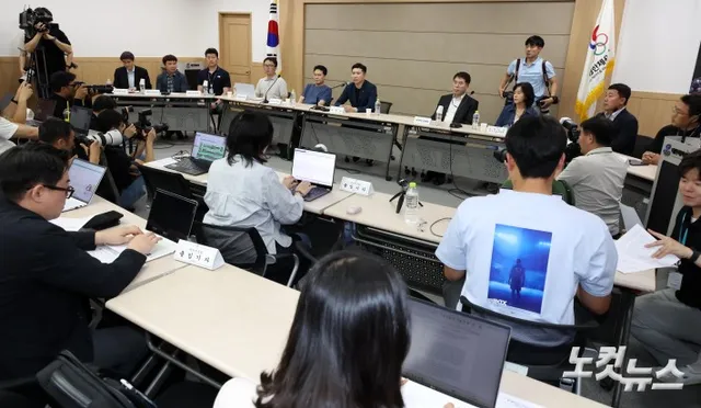 잠실 개표소 봉쇄 시위 관련 체육회 기자회견

투표용지 부족 사태로 시작된 잠실 개표소 봉쇄 집회가 열 하루째 이어지고 있는 가운데 15일 유승