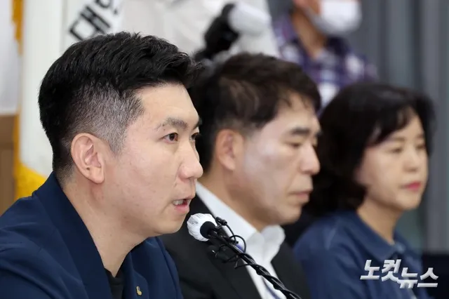 기자회견하는 대한체육회 유승민 회장

투표용지 부족 사태로 시작된 잠실 개표소 봉쇄 집회가 열 하루째 이어지고 있는 가운데 15일 유승민 대한체