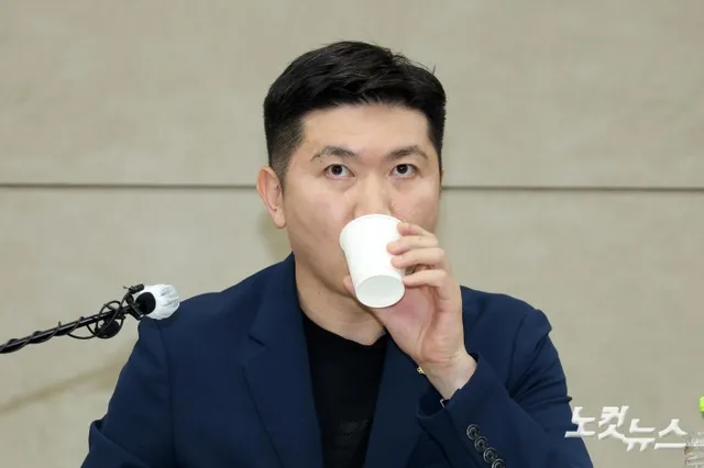 물 마시는 유승민 회장

투표용지 부족 사태로 시작된 잠실 개표소 봉쇄 집회가 열 하루째 이어지고 있는 가운데 15일 유승민 대한체육회장이 서울