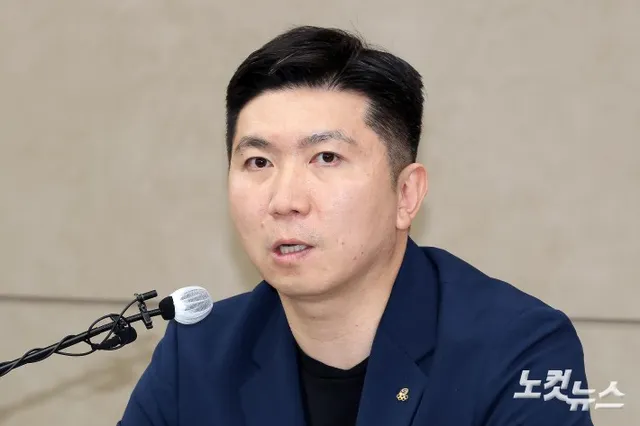 기자회견하는 유승민 대한체육회장

투표용지 부족 사태로 시작된 잠실 개표소 봉쇄 집회가 열 하루째 이어지고 있는 가운데 15일 유승민 대한체육회