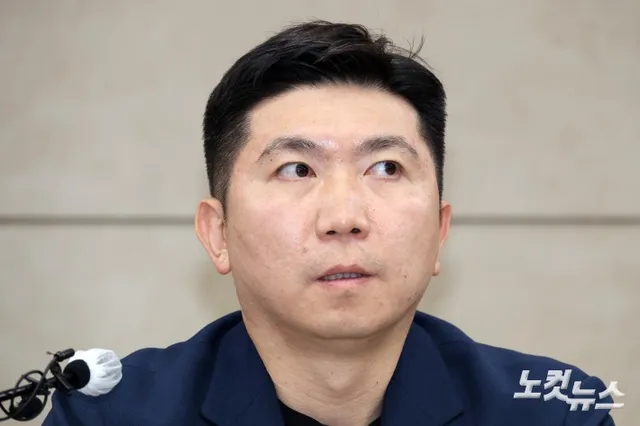 유승민, "물리적 충돌은 원하지 않아"

투표용지 부족 사태로 시작된 잠실 개표소 봉쇄 집회가 열 하루째 이어지고 있는 가운데 15일 유승민 대