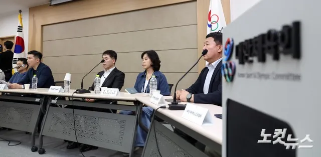 유승민 체육회장, 사무실 출입제한 관련 기자회견

투표용지 부족 사태로 시작된 잠실 개표소 봉쇄 집회가 열 하루째 이어지고 있는 가운데 15일 