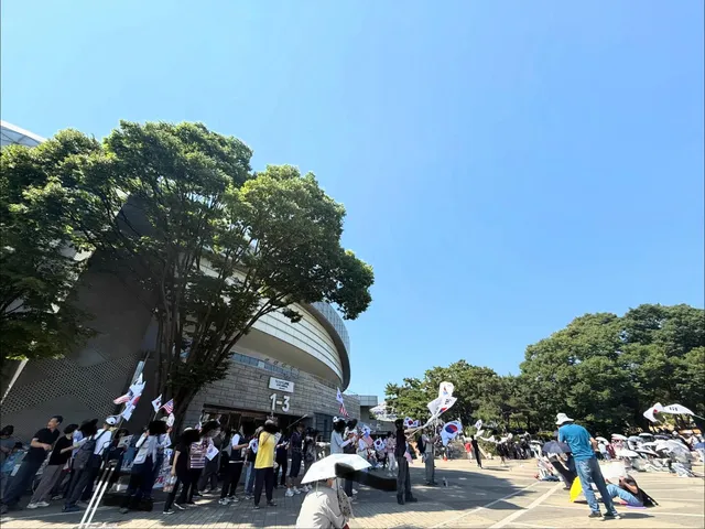 어르신들 그늘에서 흐뭇해 하기만 하고 자동사냥 돌리셔도 되는데 열심히 외쳐주시는거 왤케 울컥할까요ㅠㅠ
