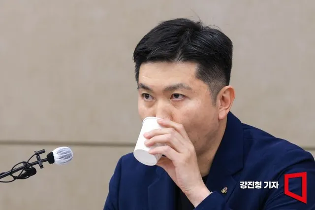 [포토] 물 마시는 유승민 대한체육회장

유승민 대한체육회 회장이 15일 서울 송파구 올림픽파크텔에서 6.