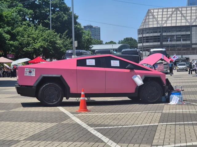 오늘 날씨: 완전 화창함 개조음 ,
근데 해빛이 너므 뜨거, 
갈증 ㅈㄴ남 , 바람 한점 안불어서 더워 ....
