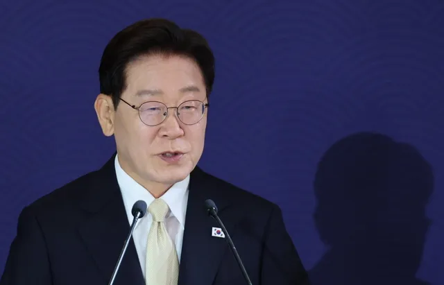 순방 중인 李 대통령, 잠실 시위에 "민간인 행패 등 엄중 수사"

순방 중인 李 대통령, 잠실 시위에 "민간인 행패 등 엄중 수사", "시위대