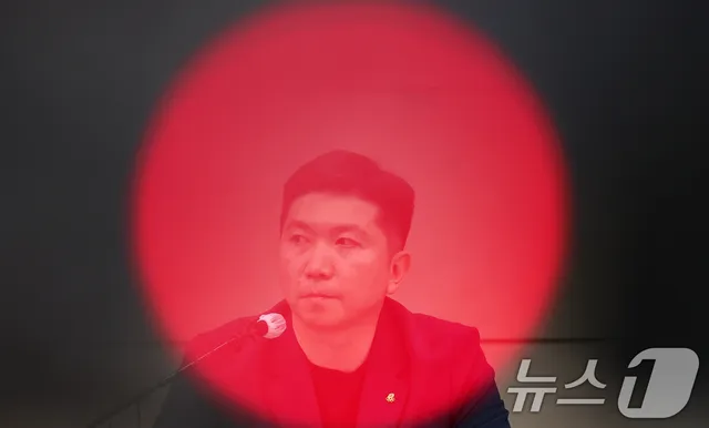 잠실 개표소 봉쇄 장기화에 체육단체 '초비상'

(서울=뉴스1) 오대일 기자 = 유승민 대한체육회장이 15일 오후 서울 송파구 올림픽파크텔 대한