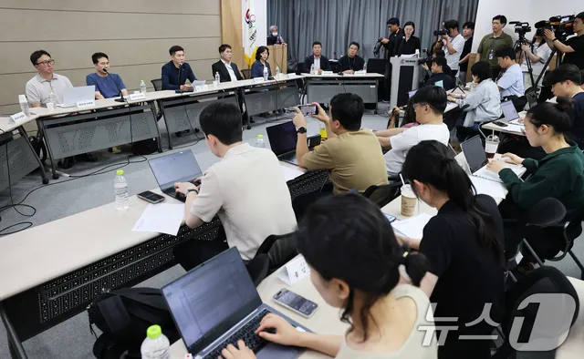 잠실 개표소 봉쇄 장기화에 속 타는 체육인들

(서울=뉴스1) 오대일 기자 = 유승민 대한체육회장이 15일 오후 서울 송파구 올림픽파크텔 대한체