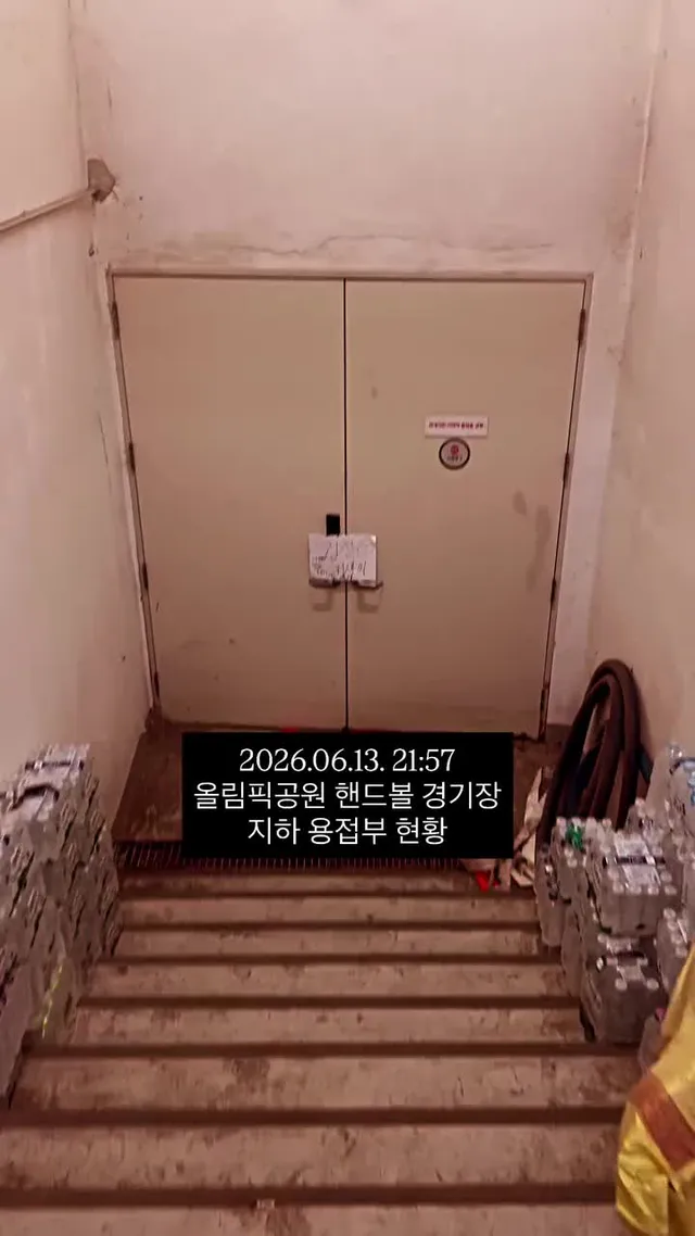 6.3 잠실민주화운동
2026.06.13. 21:57 현황
지하 용접부 주변을 재확인해본 결과, 문 주변 온도가 많이 낮아졌습니다.
에어컨 가동