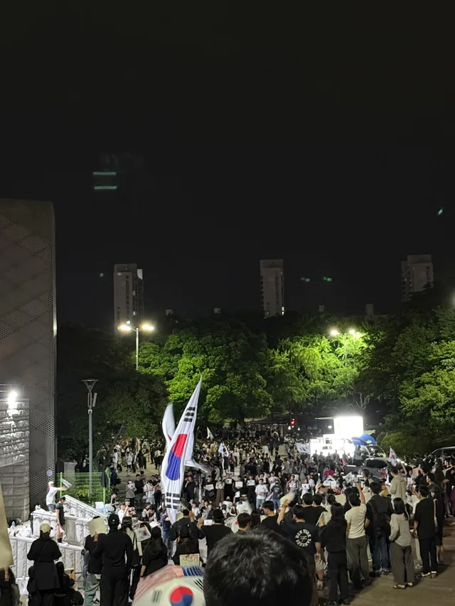 울산에서 살다가 서울로 온건데
맨날 확성기 스피커 해서 소리지르고
이상한 파업 시위만 보다가
너무 정상적인 사람들만 봐서 적응이 안됐다고한다
