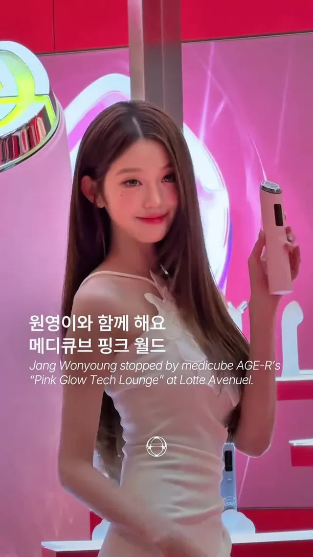 #장원영 과 함께 하는 #메디큐브 의 세계관이라 장원영이 잠실에 떴다. 롯데 애비뉴엘에 마련된 메디큐브 에이지알의 ‘핑크 글로우 테크 라운지’.