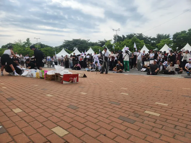 파주에서 차타고 gtx타고 택시타서 잠실올림픽경기장 핸드볼경기장 2-3 에도착
1층에 사람들이 꽉찼기때문에 2층으로왔다