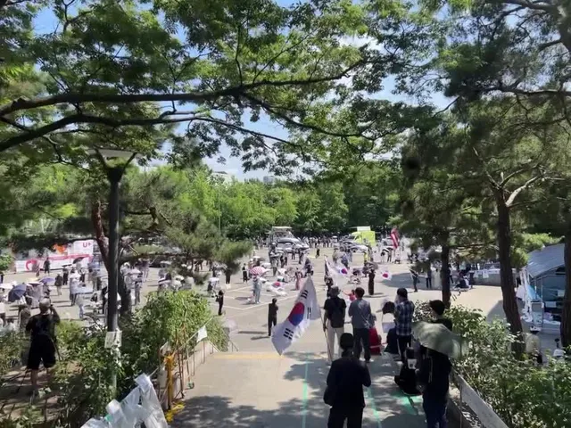 연차내고 평일 낮에오니 어무니 아버지뻘 어른들이 땡볕에서 고생중이시다😢😢🥲🥲 

자꾸 먹을거 챙겨주신다 🩷💕🩷