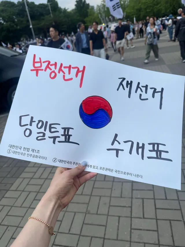 내 첫 스레드 게시글이 이게 될 줄 몰랐어ㅋㅋ
난 타지 생활하고 평범한 투잡러야
평일엔 직장인, 주말엔 카페 알바생으로 지내고 있어

우선 나는