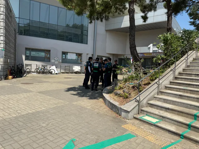 경찰 기동대 버스가 잠실 올공 주차장에 대기중입니다.
오늘 아침에는 경찰들의 수상한 움직임도 포착되었습니다.
지도를 들고 병력 투입 논의를 하는
