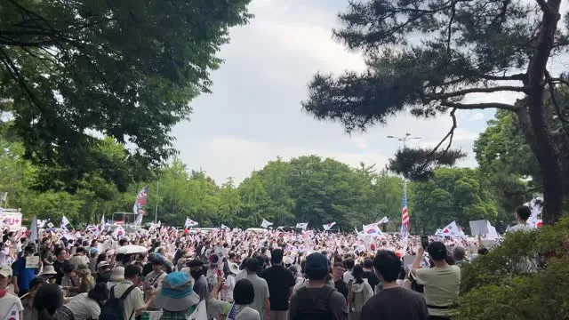 올공 🇰🇷
어제 직접 가서 구호를 외쳐보고 느낀점

같은 자리에서 같은 구호를 계속 외친다는 게 
생각보다 정말 쉽지 않은 일이었다.

그 