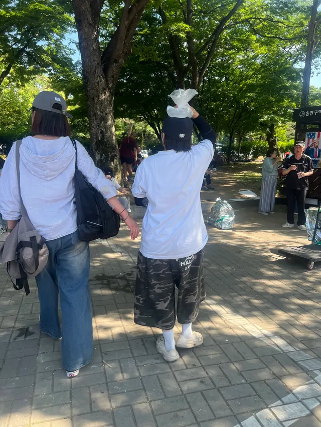 실시간 ‘올공’ 현황 !

1-2 뒷쪽 소청부스에 응급환자 발생 해서 간호사 의료진 출동 

더위피난 버스에서 휴식 후 같이 일하는 자원봉사자가