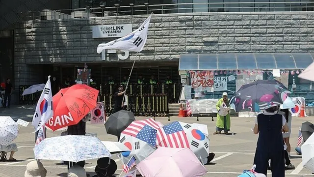"칼도 장비도 없다" 펜싱대표, 뉴델리 출국 앞두고 행정 마비 직격탄

잠실 개표소 봉쇄 시위가 지속되며 올림픽공원 체육 단체 행정이 마비돼 펜
