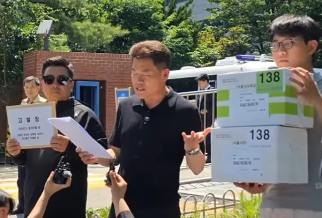 전한길, '잠실 투표소' 선거물품 추가 공개…"선관위 은폐 행위" 주장

한국사 강사 출신 유튜버 전한길(본명 전유관)씨가 6·3 지방선거 '투