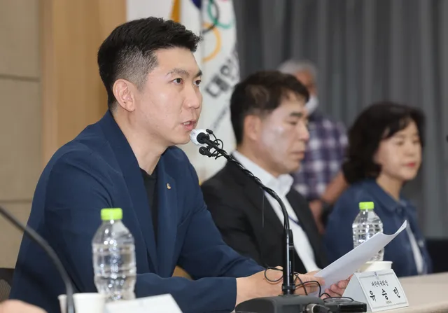 유승민 대한체육회장 "잠실 시위대, 핸드볼 유소녀선수 소지품 수색 강...

"우리 핸드볼 유소녀 선수들이 아무런 이유없이 가방을 수색 당하고 