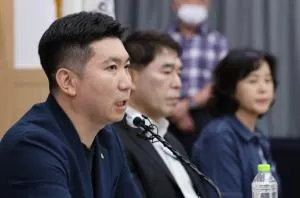 유승민 체육회장, 개표소 시위에 "선수들 생존 문제 ... 민·형사상 법적...

11일째 이어진 '개표소 봉쇄 시위'로 체육단체들의 사무실 출