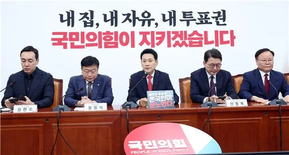 (2030 보수의 눈)②"'국민의힘 극우행보' 피로감 커…'절윤'하고 리빌딩...

"부정선거론, 보수 가치와 정반대"…합리성 강조한 청년 보수