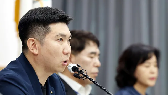 잠실 봉쇄에 체육단체 60억 묶였다… 유승민 "공권력 투입해야"

이날 공개된 영상에는 잠실7동 제2투표소 투표함이 뒤늦게 개표소로 옮겨진 5일
