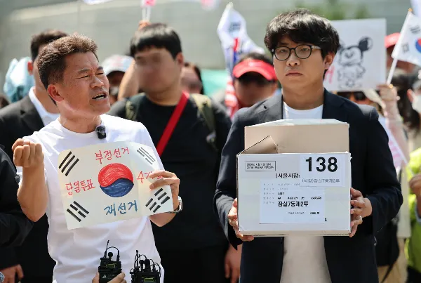 '투표용지 상자' 이어 또, 선거 물품 전한길 손에…"선관위 추악한 행태...

한국사 강사 출신 유튜버 전한길이 선거관리위원회(선관위)가 폐기