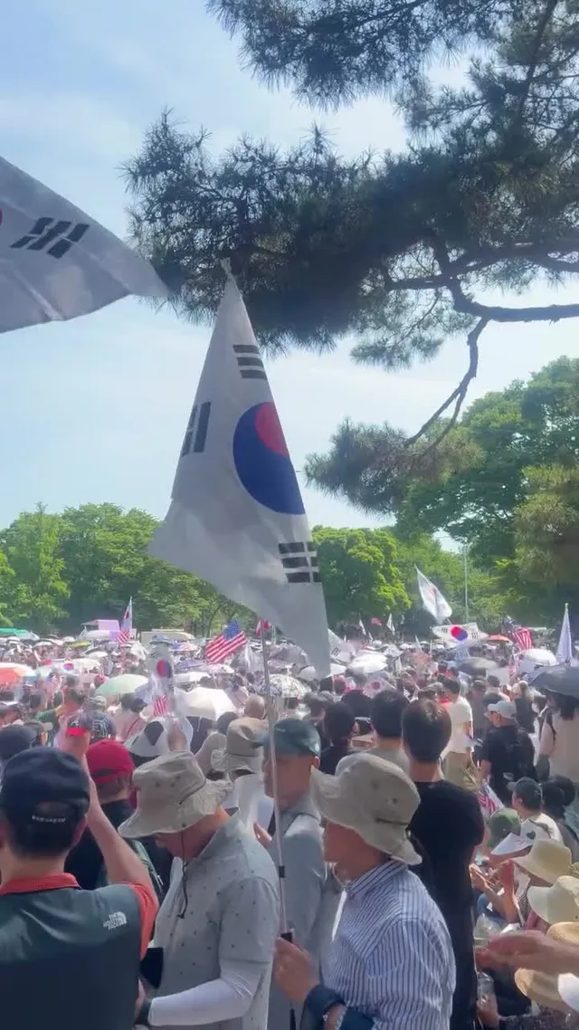 올림픽공원에서 부정선거를 외치면 
극우 집회가 된다?

네 물론 맞는 말입니다.
그런데 말입니다. 

부정선거를 외치던
선량한 국민들에게 극우 