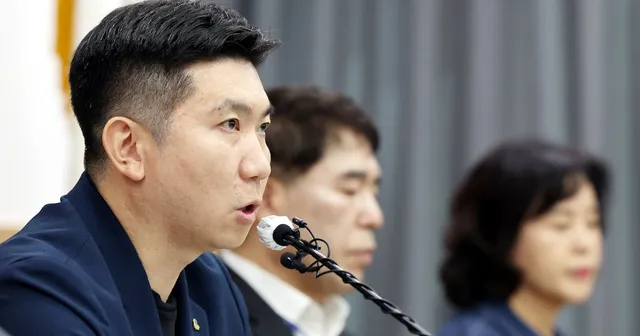 유승민 대한체육회장 “잠실 시위대 법적 대응 검토...공권력 행사 요청...

유승민 대한체육회장 잠실 시위대 법적 대응 검토...공권력 행사 