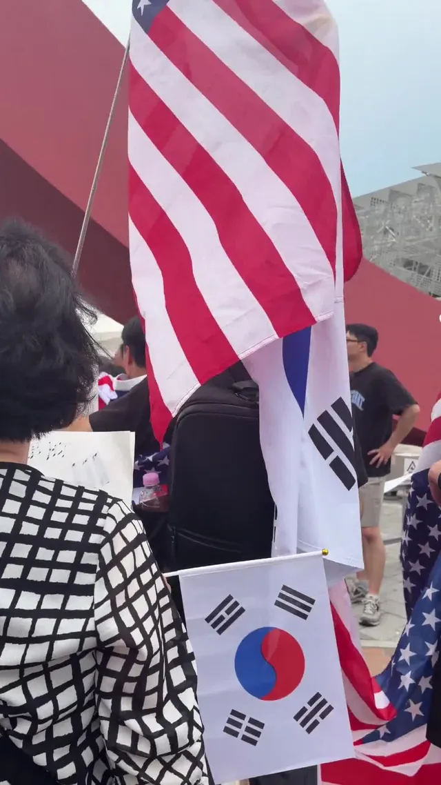 올공에 설치된 분향소, 이거 뭐죠? 아는 분 알려주세요. 
애국 시민이 철거하라고 외치면 다른 조가 와서 빼갑니다.  그리고 은근히 옆에 재설치