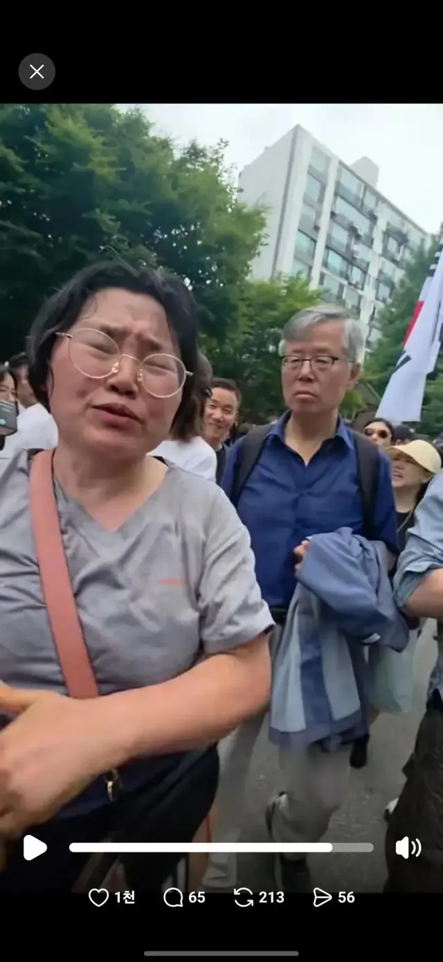 우성아파트에 모였을때 한노총 차량에서 내려 선관위원장 멱살잡고 시비거는사람이 있었다.

올공에서도 나타나 여러 사람들한테 시비걸고 다녔는데

체